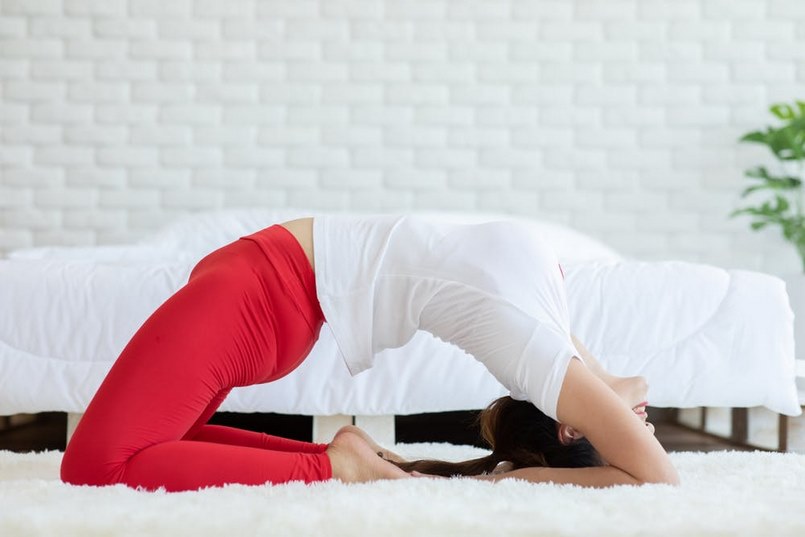 Tư thế yoga nâng cao uốn cong lưng-1
